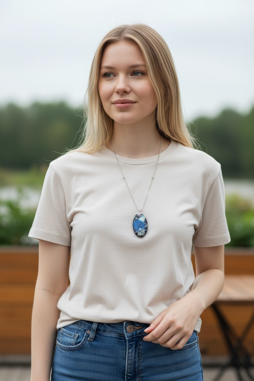 Collana Le tre Muse - Calliope con ciondolo ovale in resina e fiori essiccati blu