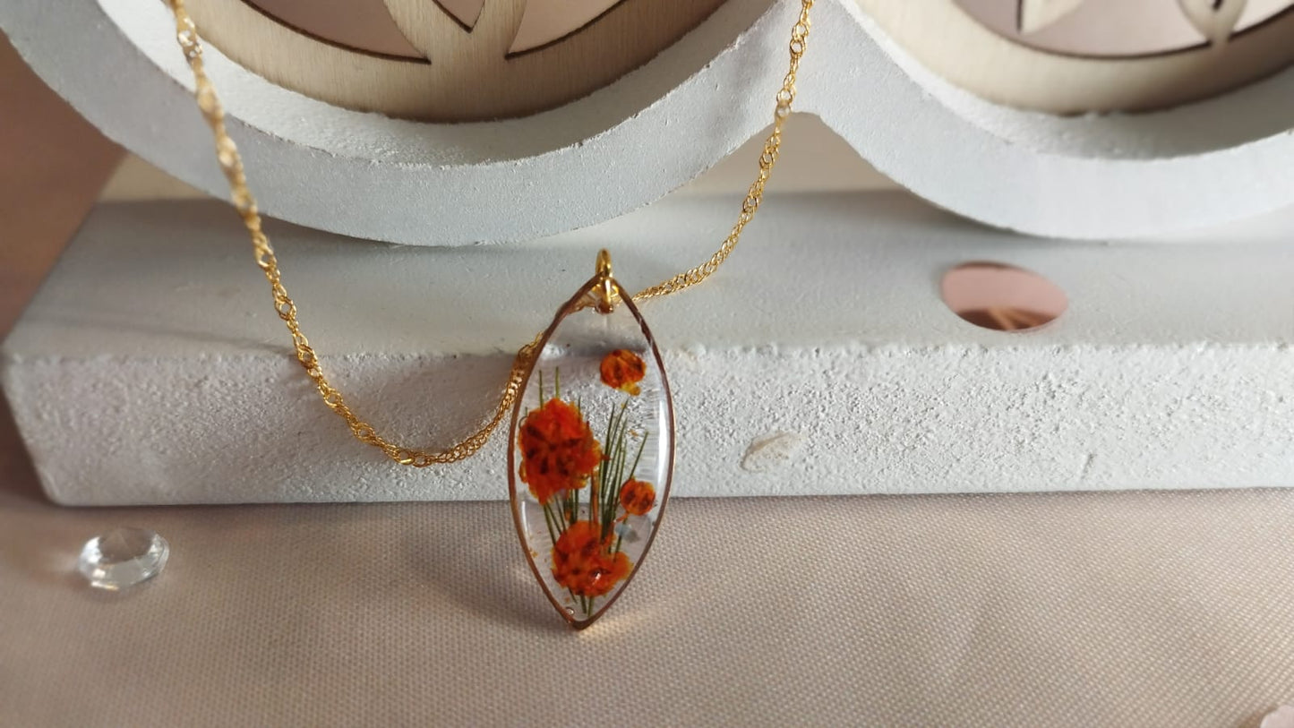 Collana Gocce di Marigold con ciondolo in resina e fiori veri dorati