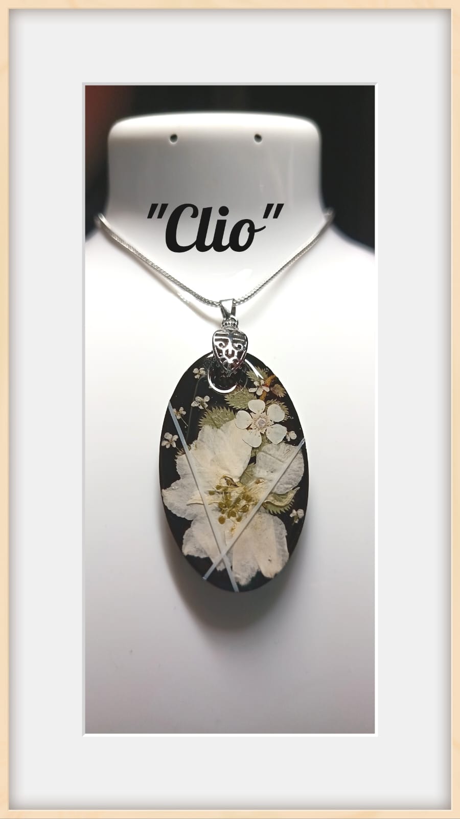 Collana Le tre Muse - Clio con ciondolo ovale in resina e fiori essiccati bianchi