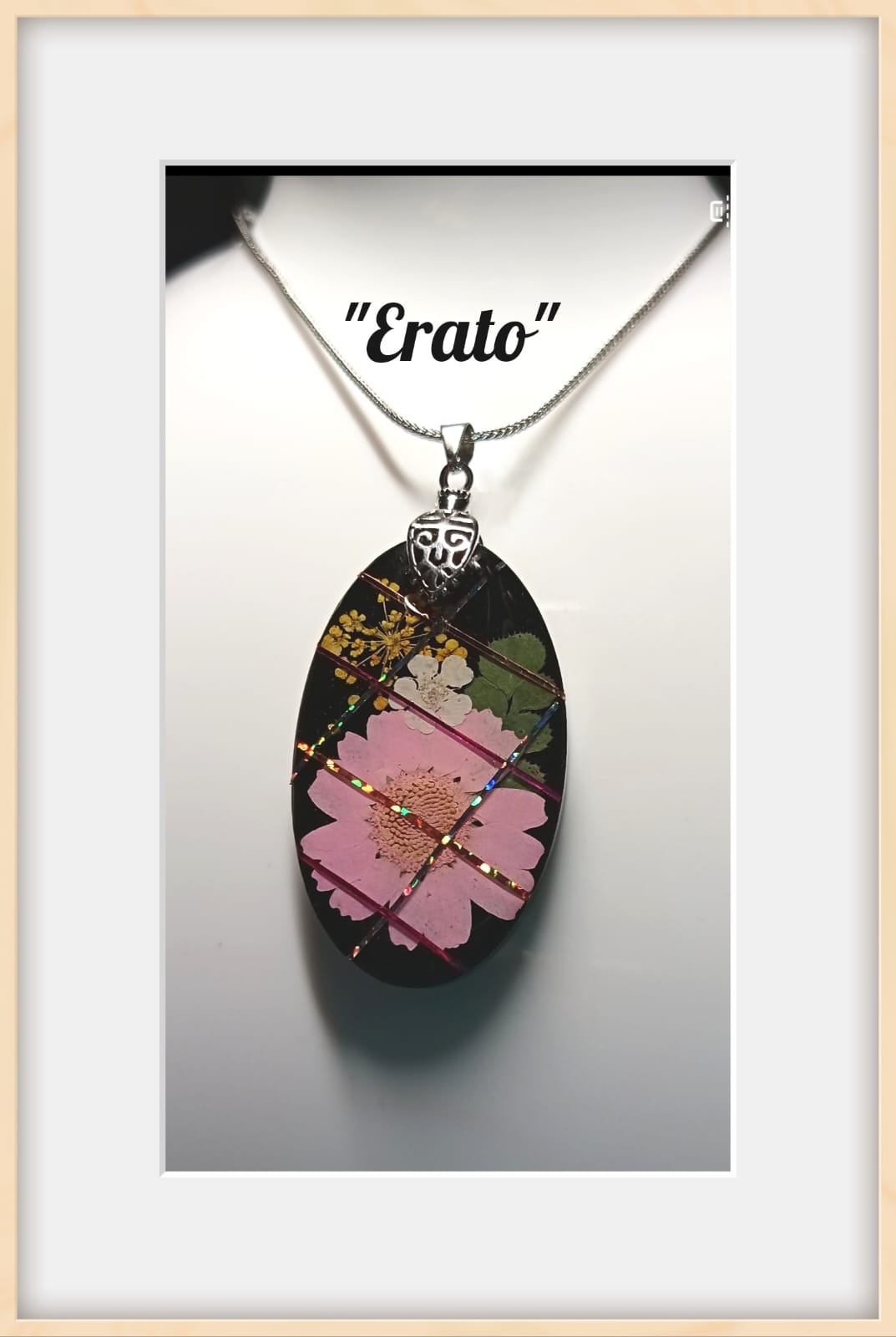 Collana Le tre Muse - Erato con ciondolo ovale in resina e fiori essiccati rosa