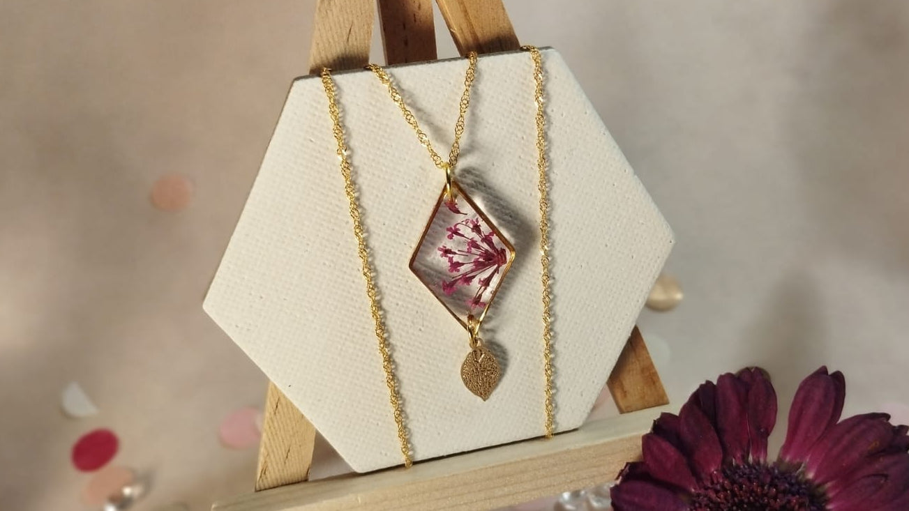 Collana con ciondolo floreale