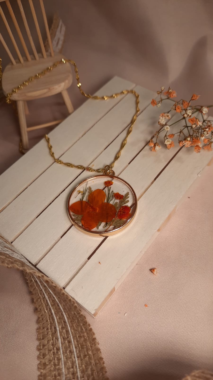 Dettaglio ciondolo Collana Arán con fiore essiccato in resina trasparente