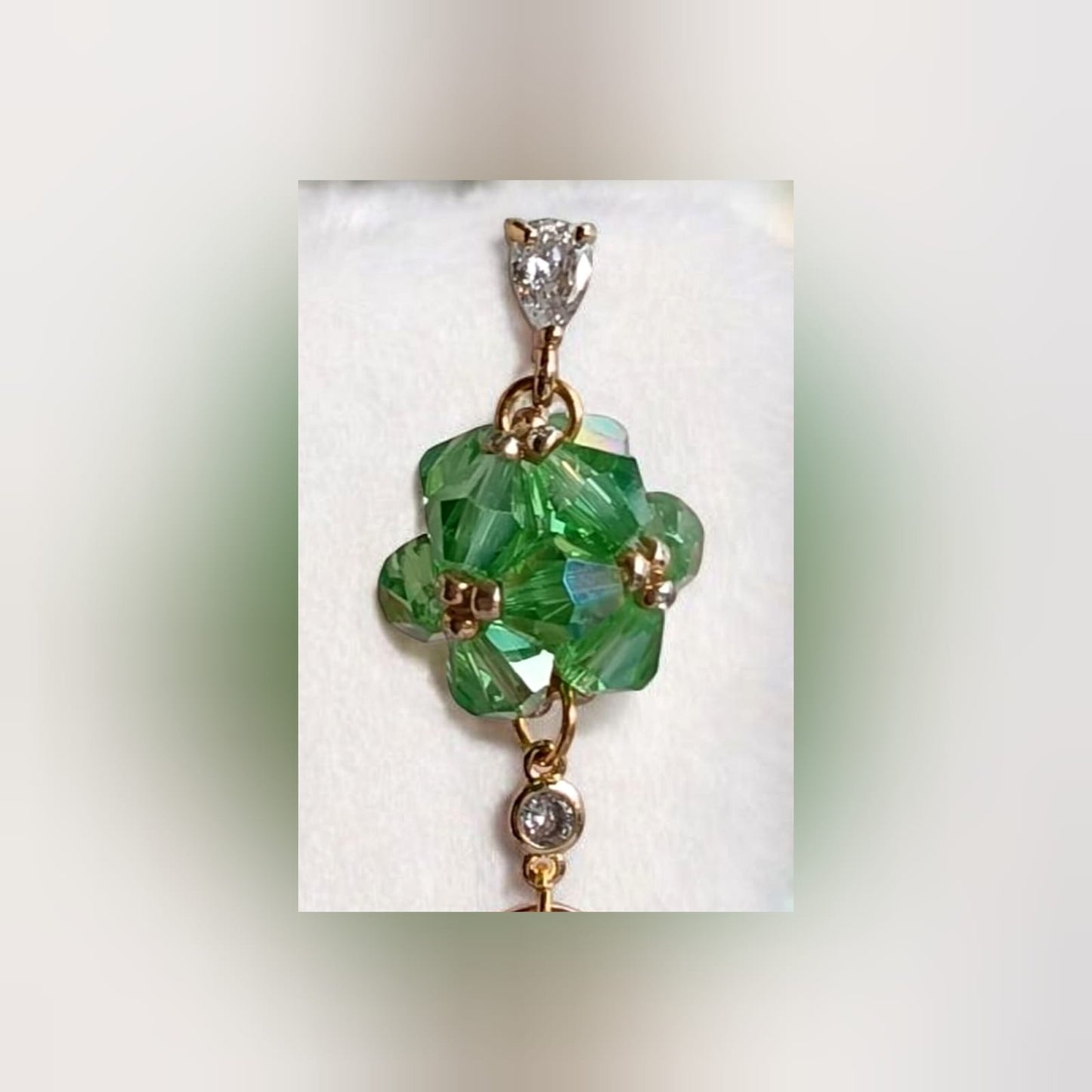 Dettaglio cristalli verdi sfaccettati Orecchini KaleidoGlow Green con strass e dettagli oro