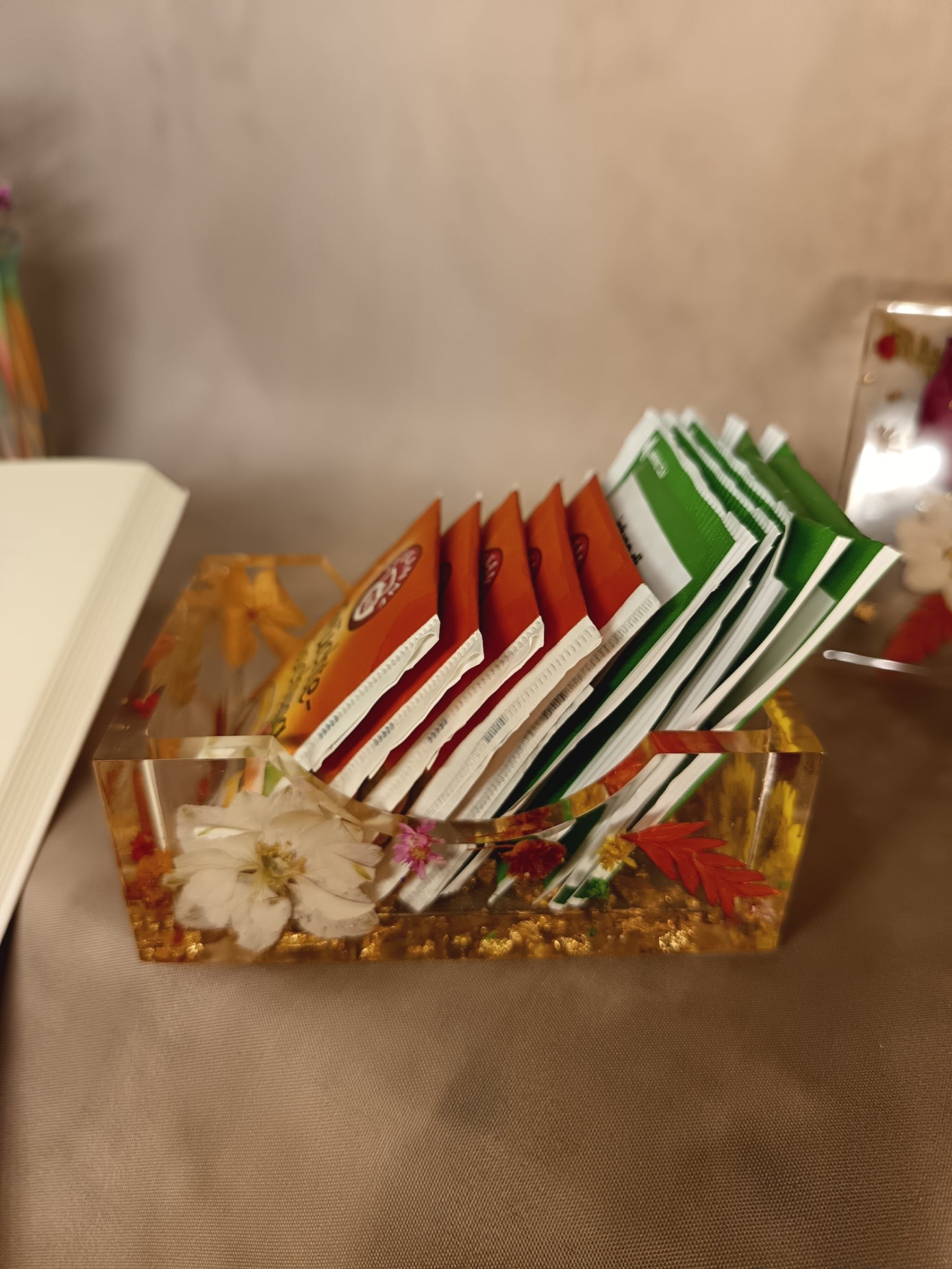 Particolare lavorazione artigianale sottobicchieri con petali