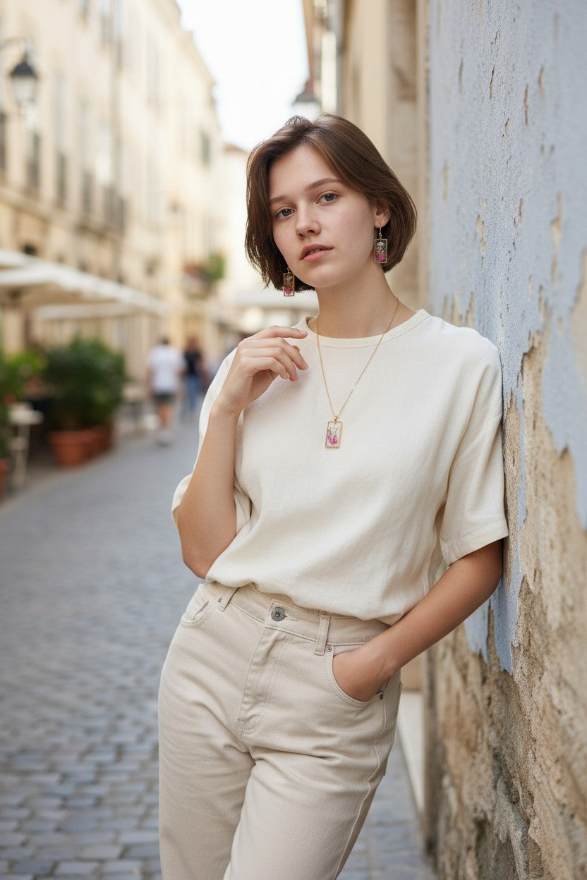 Modella indossa Parure Riflessi di Primavera con collana e orecchini in resina e fiori essiccati