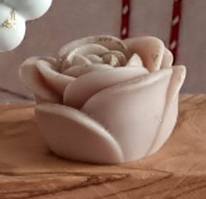 osa decorativa in cera per set natalizio artigianale