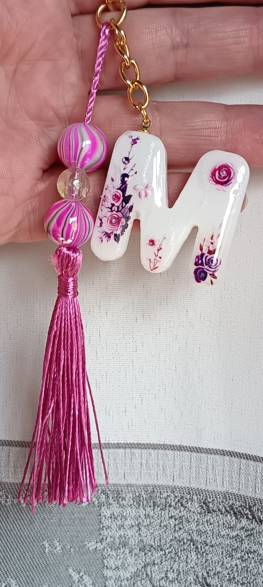 Lettera decorativa personalizzata in resina - Portachiavi handmade con dettagli floreali