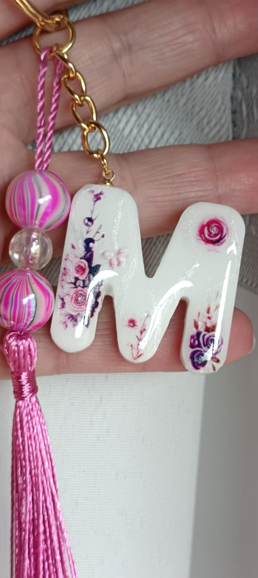 Portachiavi lettera M decorativa - Accessorio personalizzato con fiori e nappina rosa