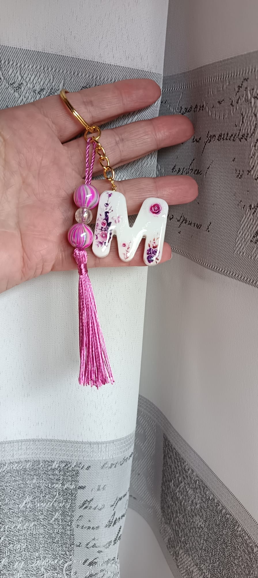 Lettera decorativa in resina con adesivi floreali - portachiavi personalizzato