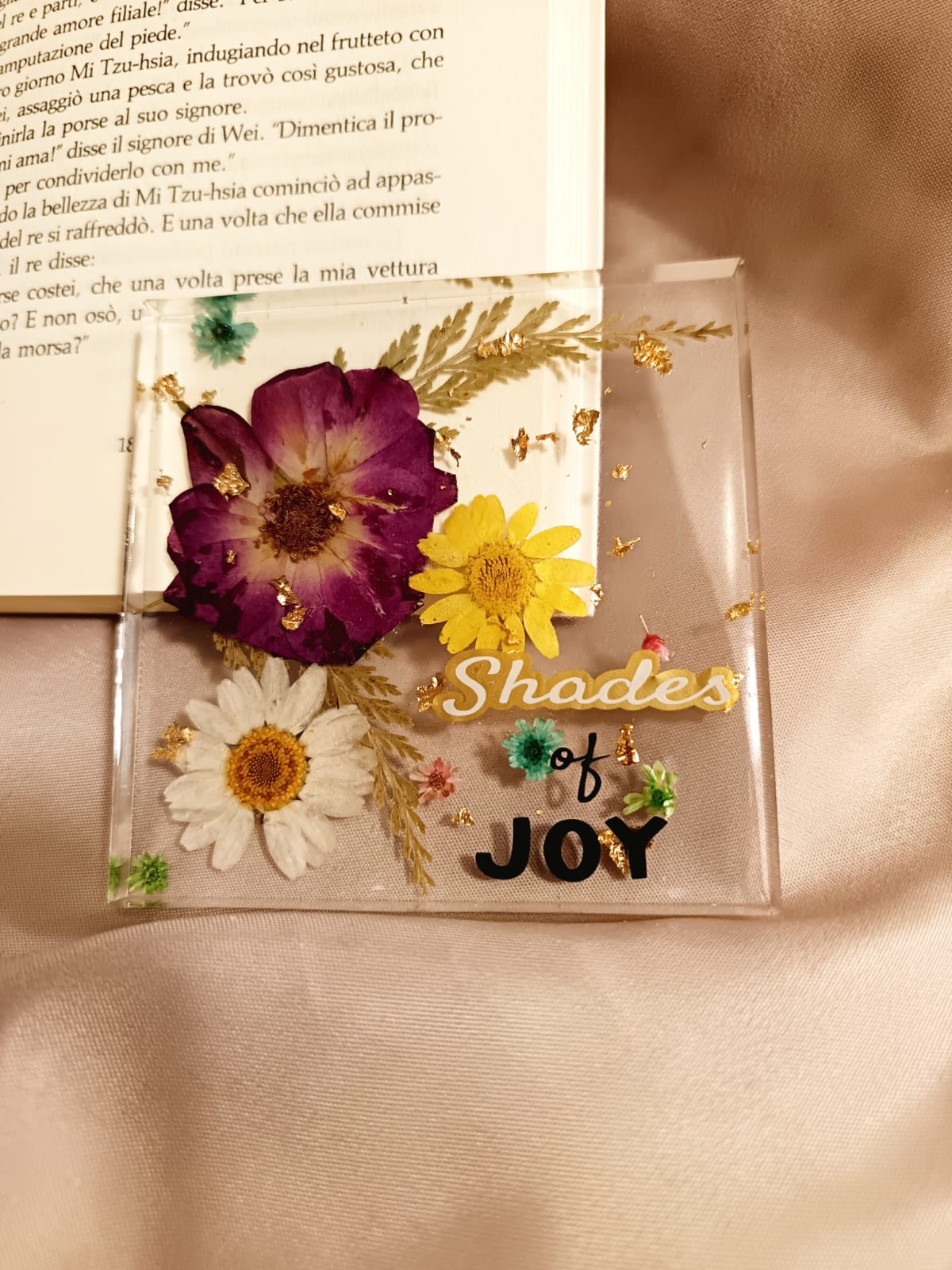 Dettaglio sottobicchiere con fiori colorati in resina