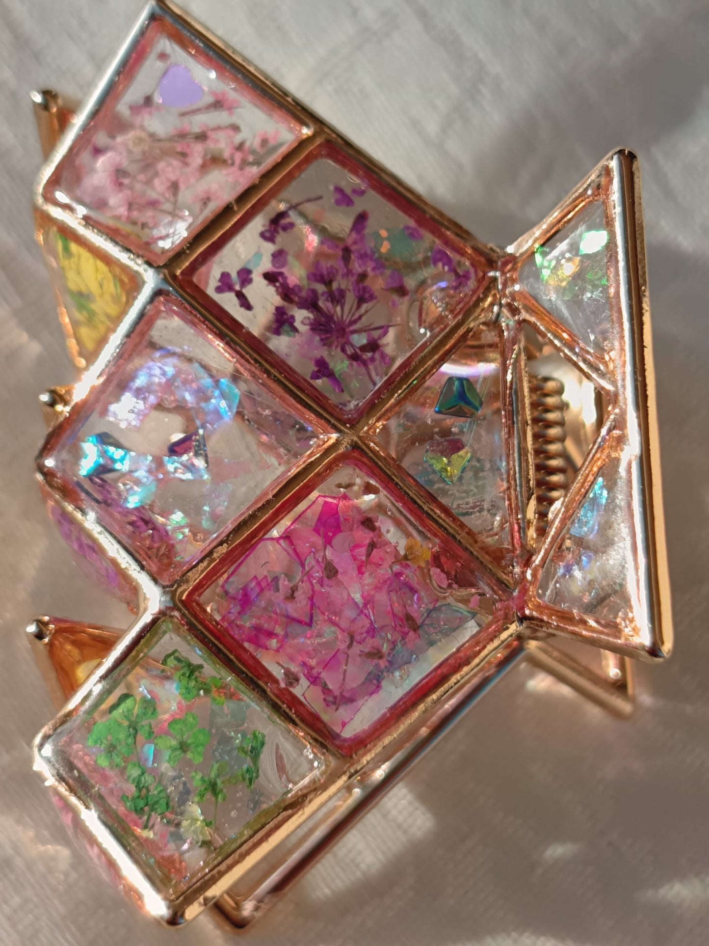 Particolare lavorazione clip con riflessi e decorazioni floreali