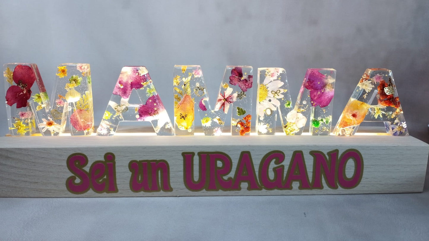 Lampada LED personalizzata accesa con luce calda che illumina le lettere