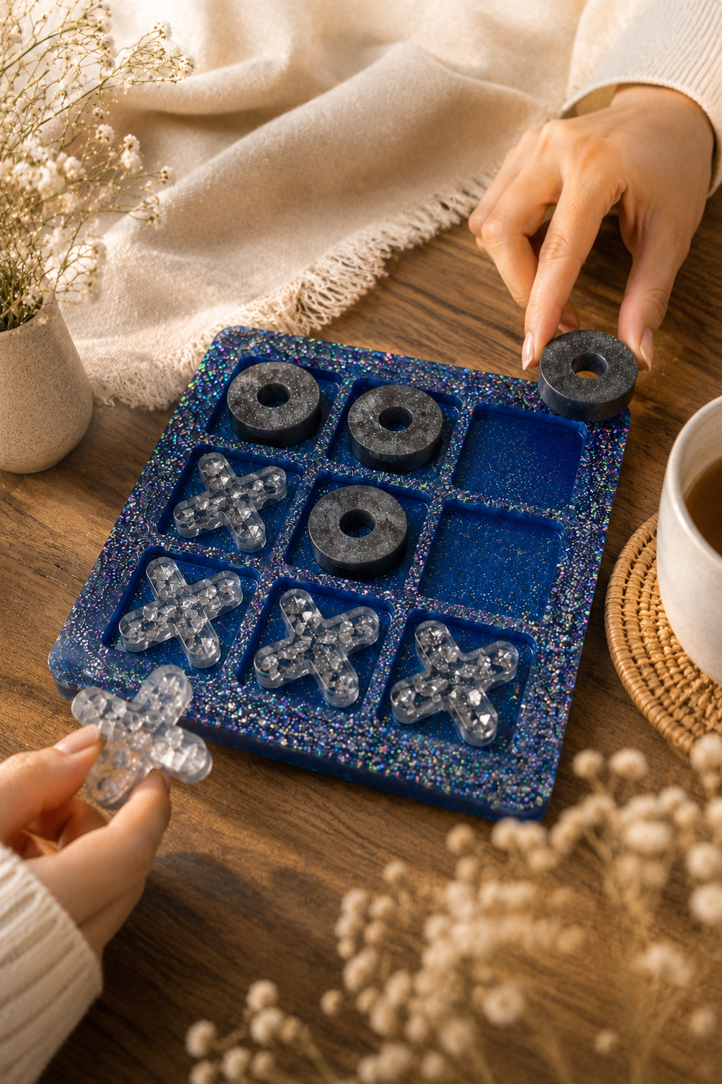 Tris artigianale in resina argemto e blu con glitter olografici, pedine X trasparenti con foglia argento e pedine O grigio metallizzato