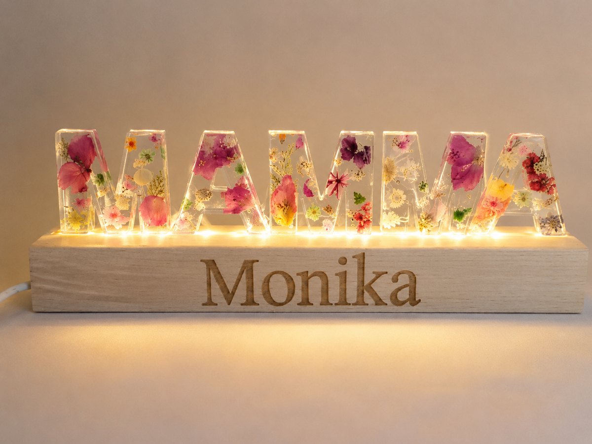 Creazione personalizzata in resina con lettere e fiori secchi su base in legno