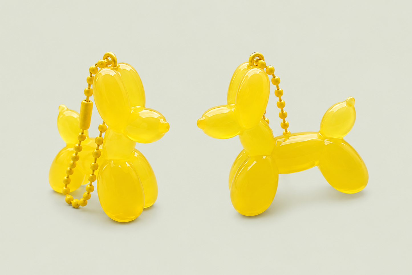 Balloon Dog artigianale in resina Giallo, realizzato a mano da Maniko Creations. Disponibile come ciondolo con catenella o come piccola decorazione.