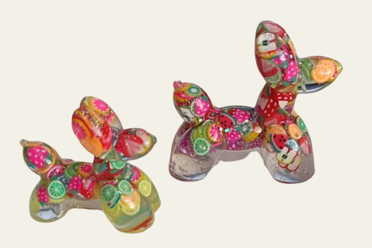 Balloon Dog artigianale in resina fantasia frutta, realizzato a mano da Maniko Creations. Disponibile come ciondolo con catenella o come piccola decorazione.