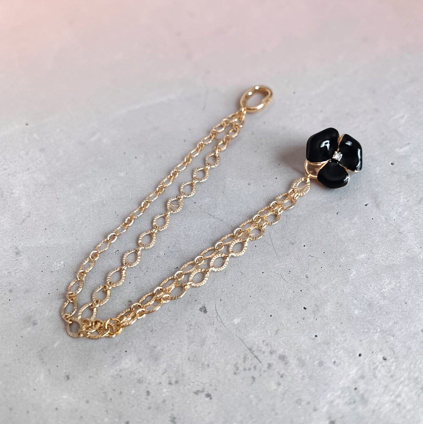 Bracciale a due file catena con fiore nero - Petal Glow