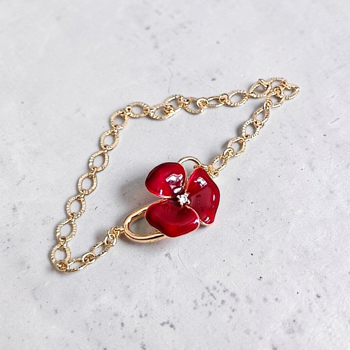 Bracciale a una fila catena con fiore rosso - Petal Glow