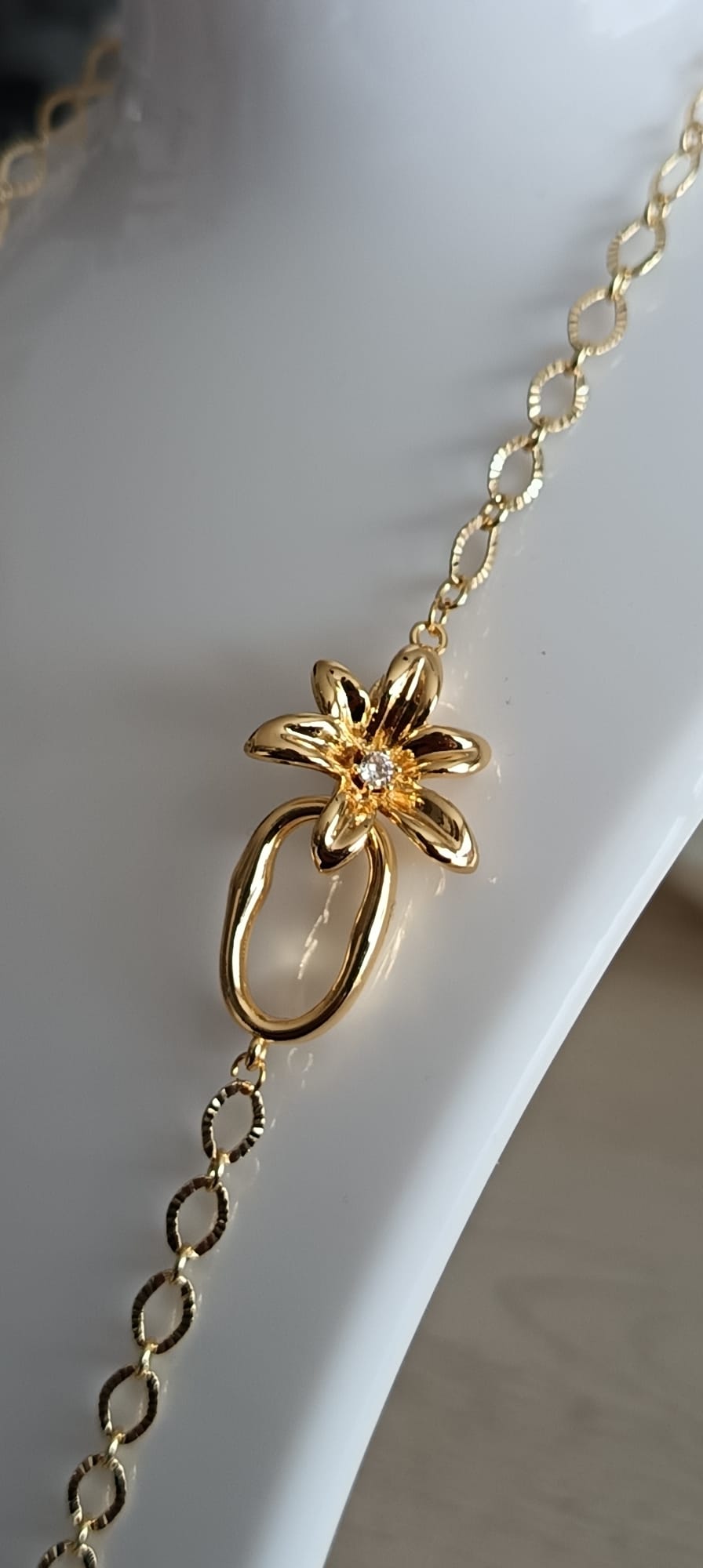 Bracciale con una fila catena con fiore oro - Petal Glow