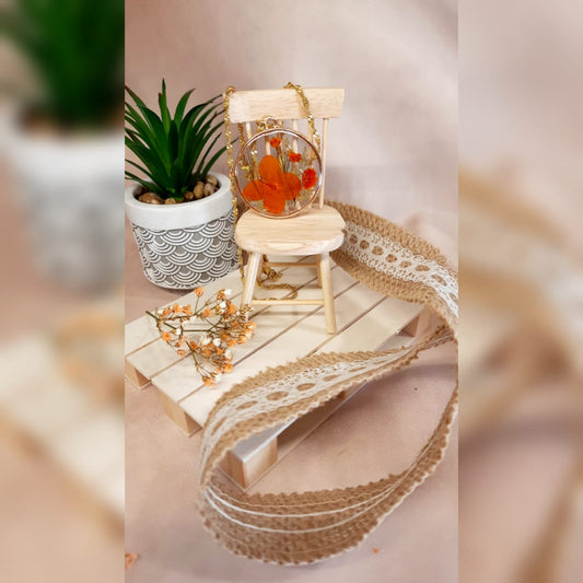 Collana Arán in resina con fiore essiccato - presentazione elegante