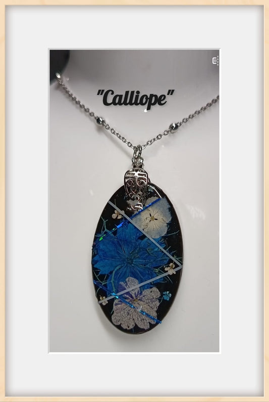 Collana Le tre Muse - Calliope con ciondolo ovale in resina e fiori essiccati blu