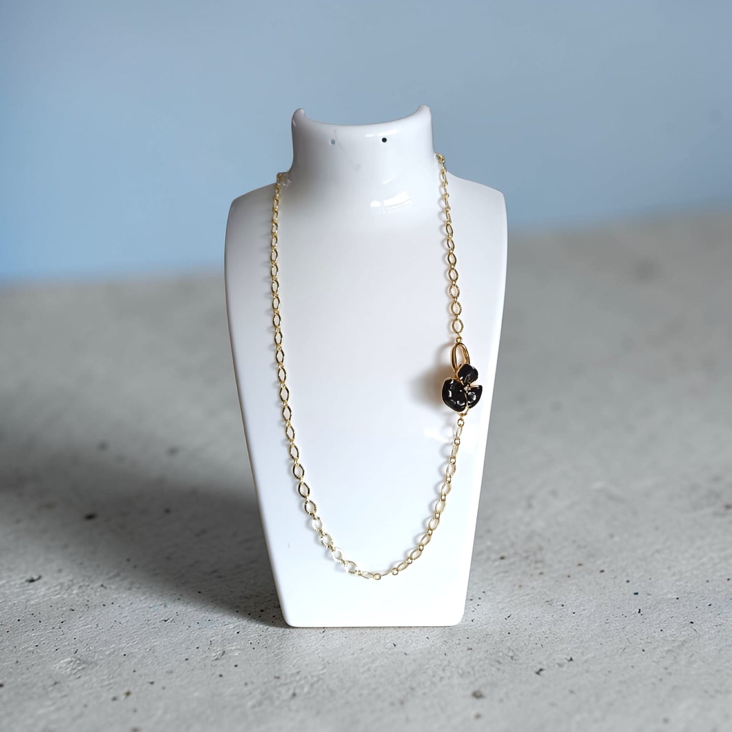 Collana con fiore nero - Petal Glow