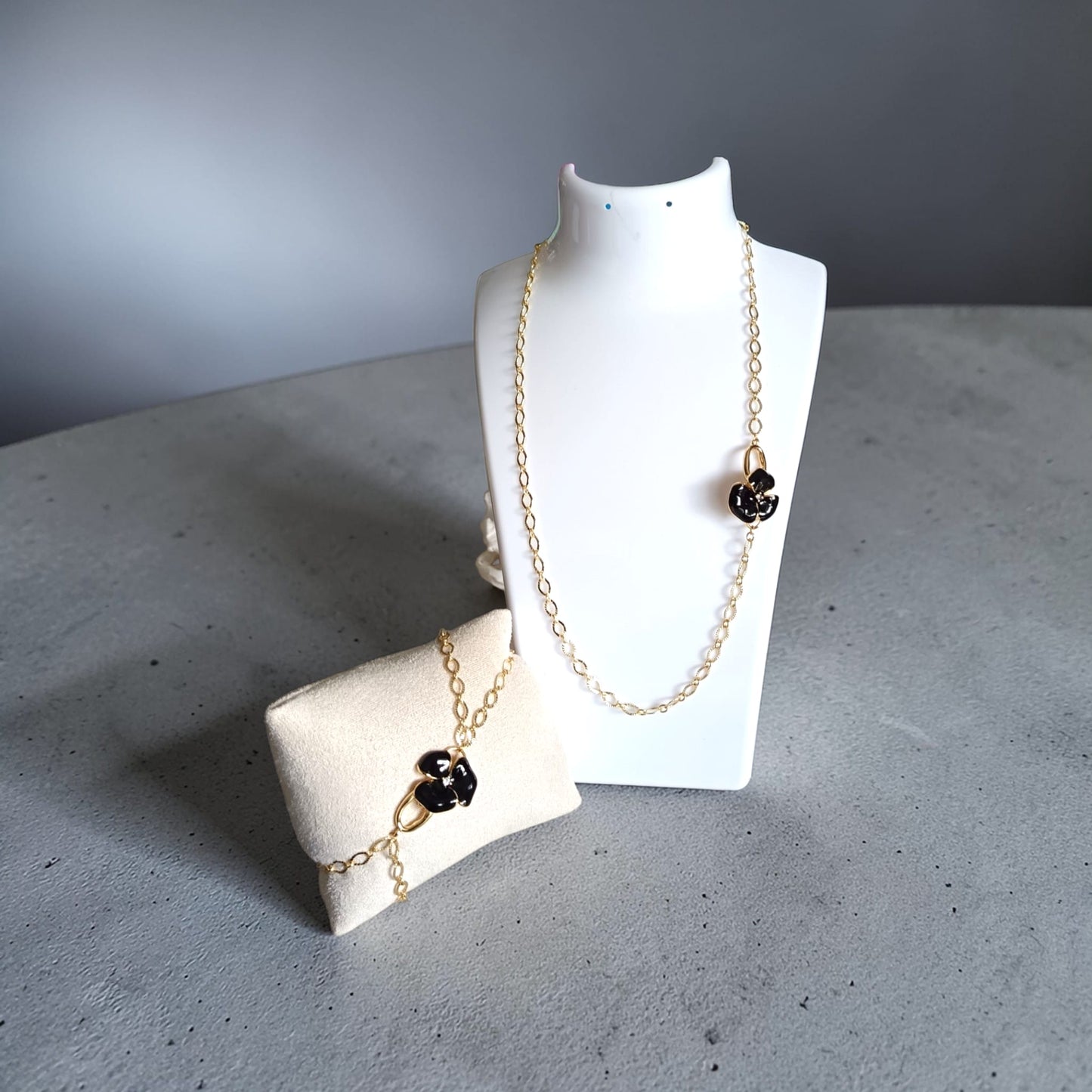 Collana e bracciale a due file catena con fiore nero - Petal Glow