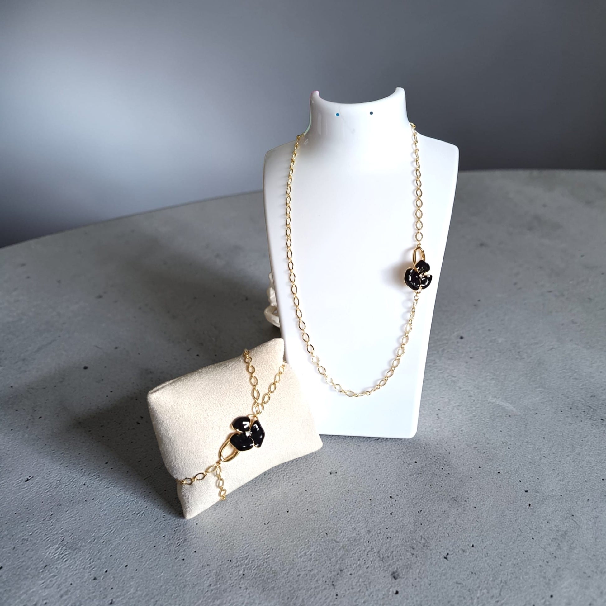 Collana e bracciale a due file catena con fiore nero - Petal Glow