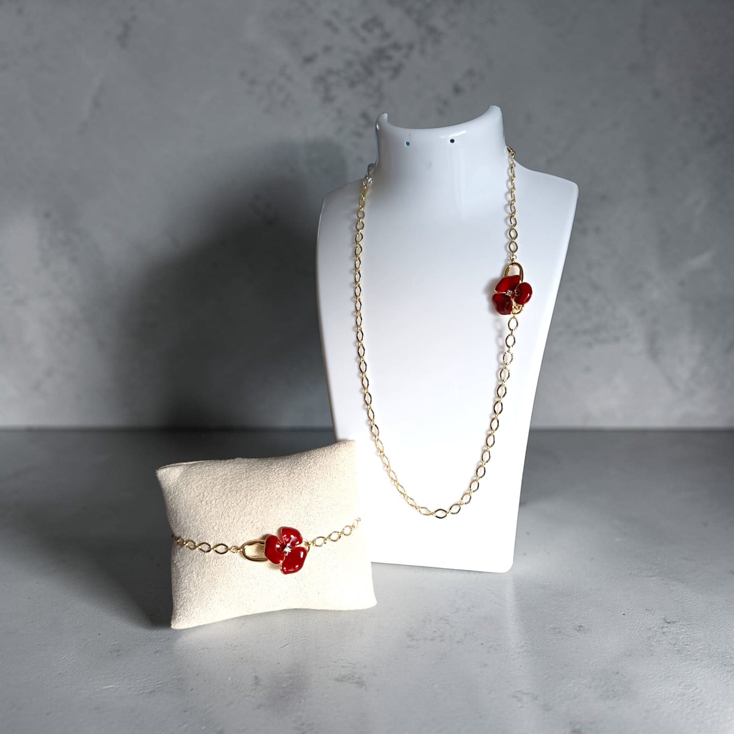 Collana e bracciale a una fila catena con fiore rosso - Petal Glow