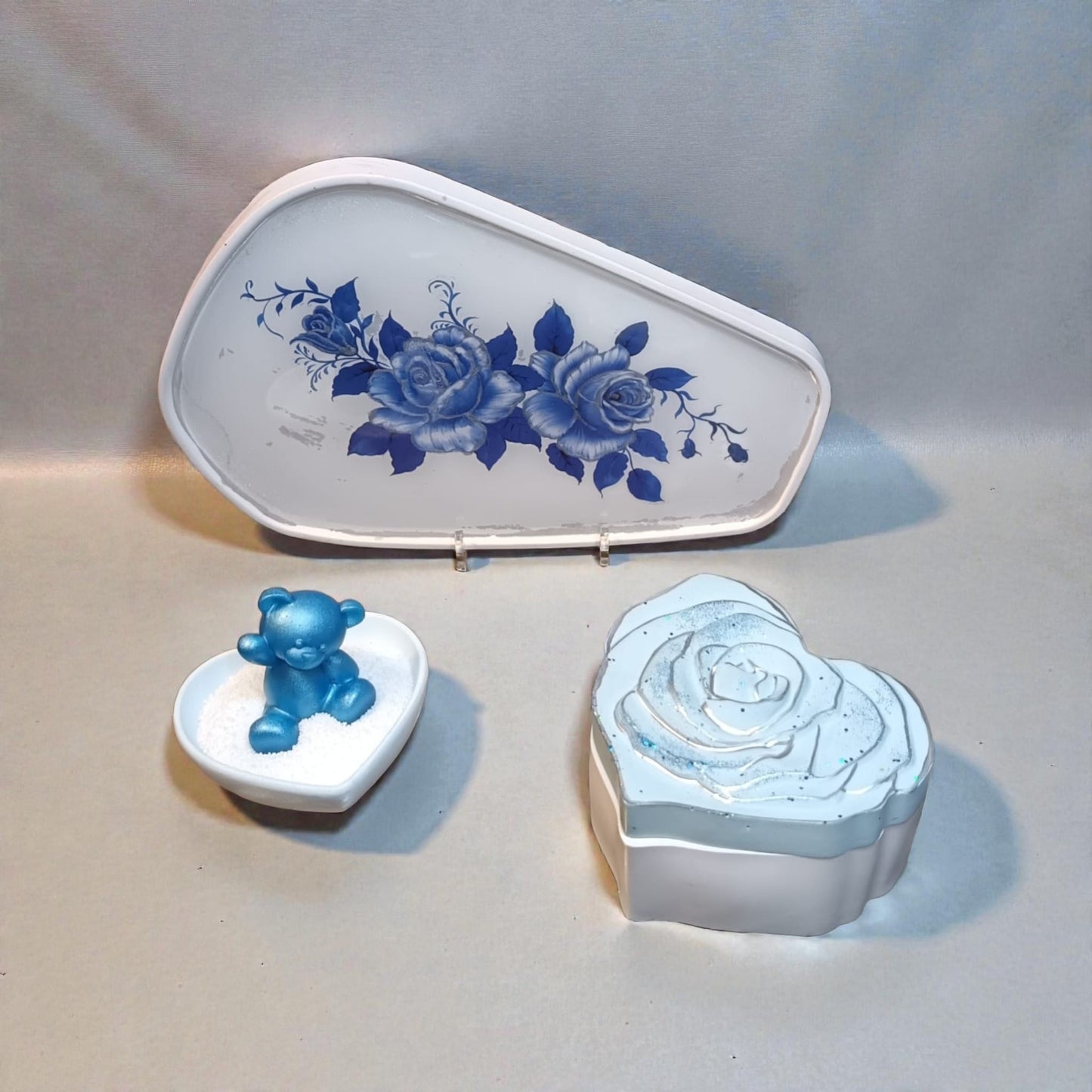 Collezione Armonia Blu completa - vassoio decorativo, cuore grande e cuore piccolo in gesso e resina blu