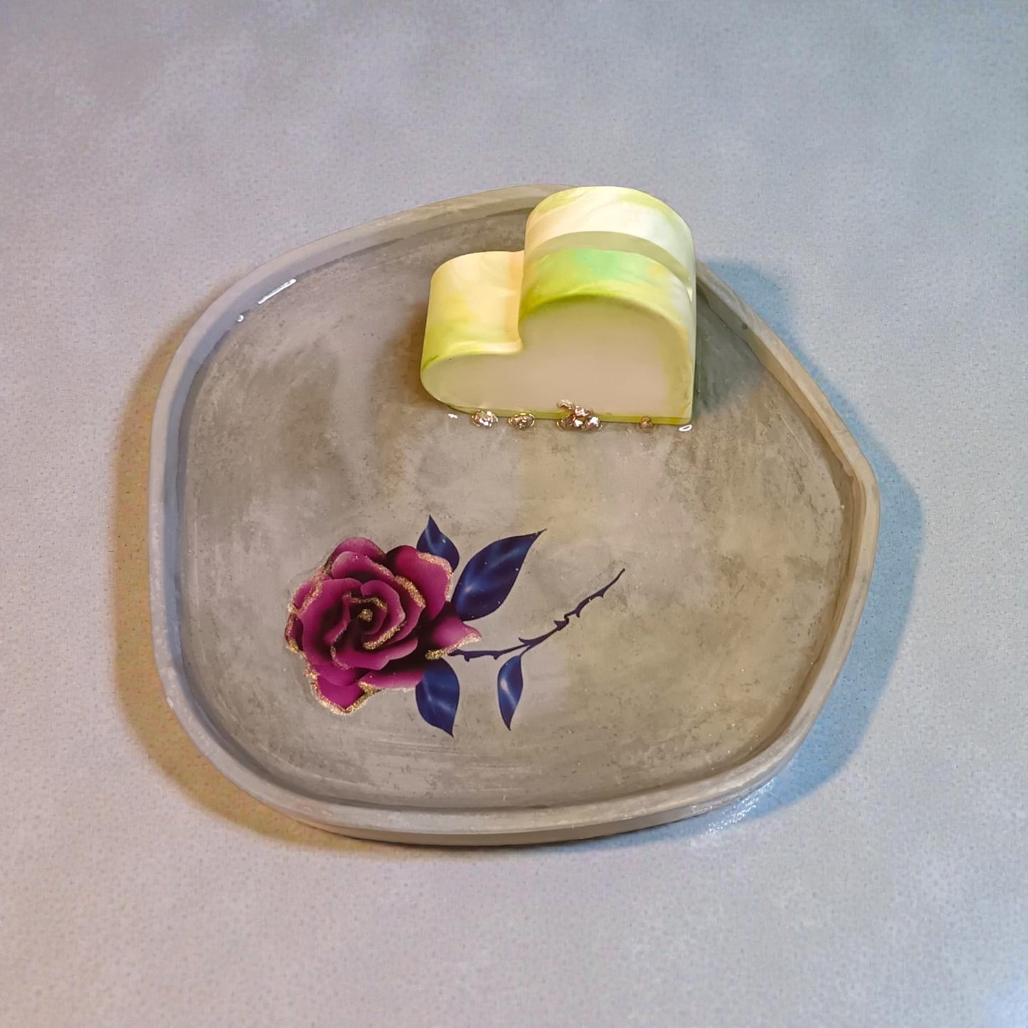 Dettaglio cuore porta foto in gesso su vassoio decorativo