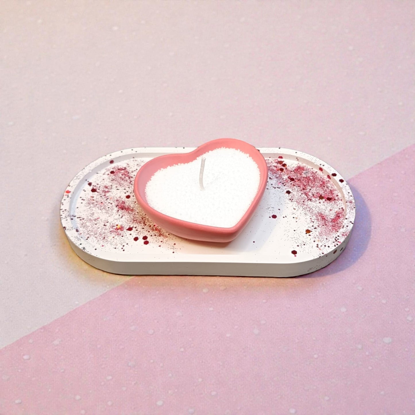 Dettaglio vassoio Scintille di Luce con cuore candela e decorazioni glitter