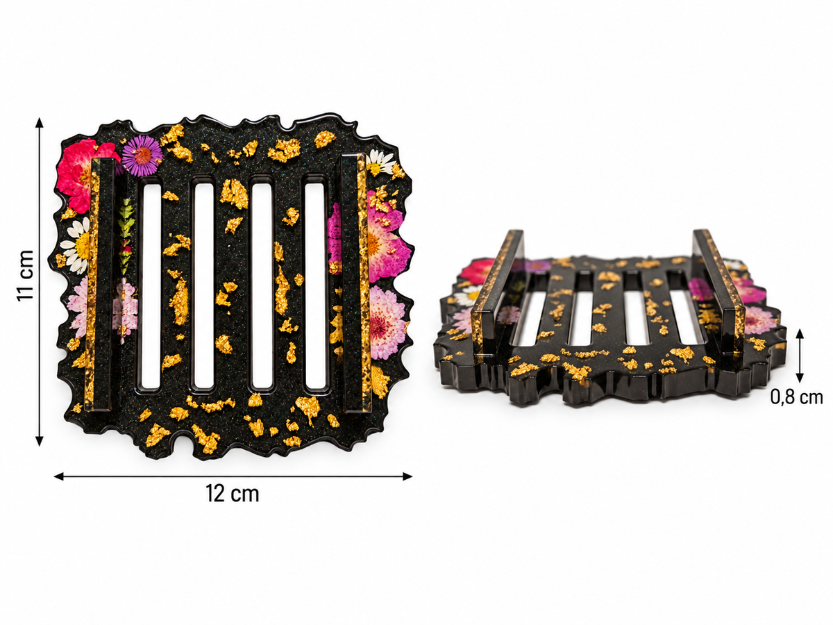 Supporto artigianale per sottobicchieri in resina nera, decorato con fiori pressati e foglia oro. Vista dall'alto e frontale con dimensioni di 12 × 11 cm, spessore della base di 0,8 cm, esclusi i gommini antiscivolo applicati sul fondo.