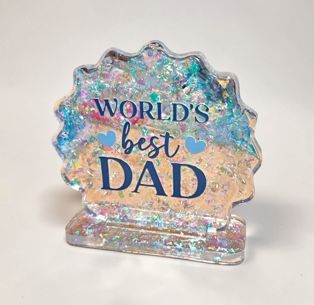 Decorazione in resina trasparente e glitter con scritta World’s Best Dad, regalo handmade per papà.