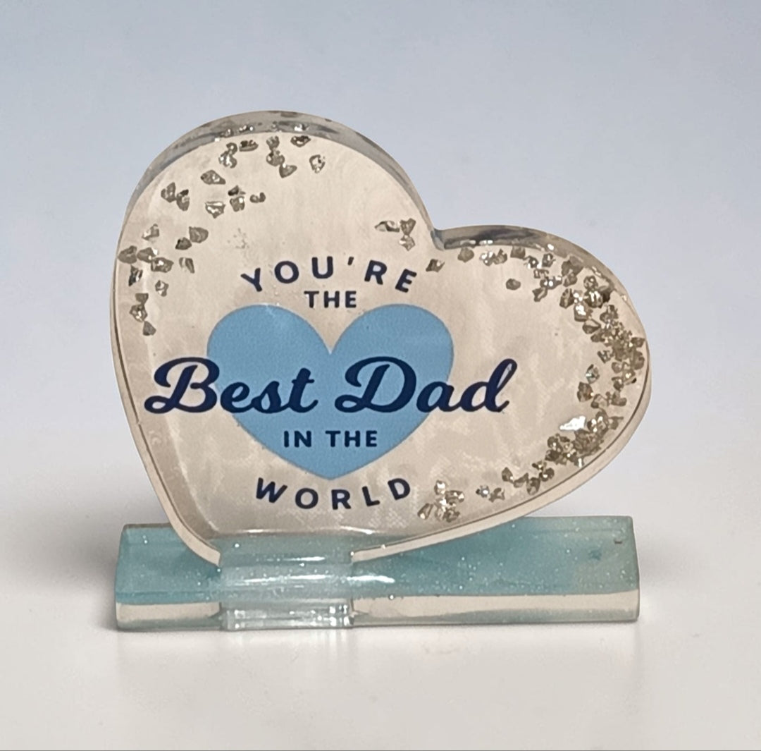 Decorazione a cuore in resina trasparente con dettagli azzurri e scritta Best Dad, fatta a mano.