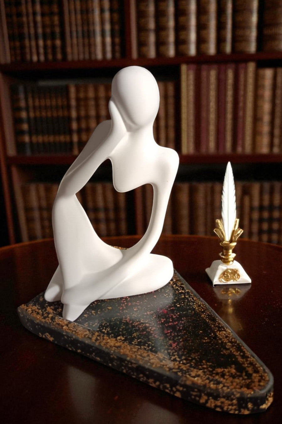 Statuina Meditazione in gesso bianco con candela - decorazione artigianale