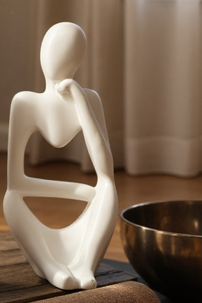 Statuina Riflessione in gesso bianco - mano sul viso