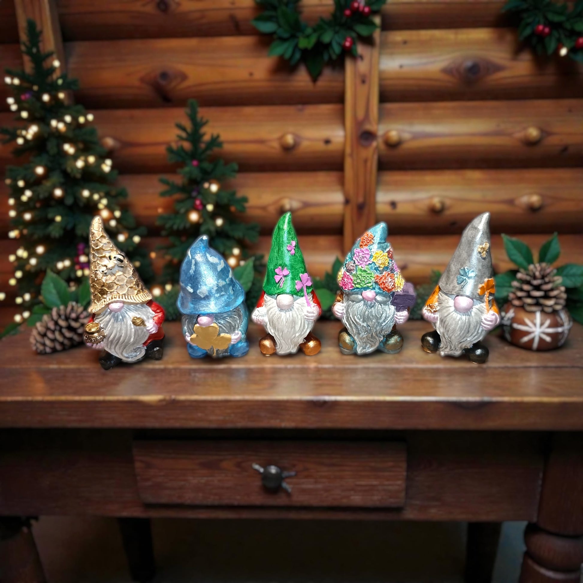 Gnomi decorativi natalizi in gesso metallizzato su mensola natalizia