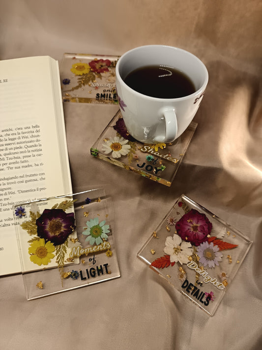 Set 4 sottobicchieri Petals & Phrases in resina con fiori e frasi