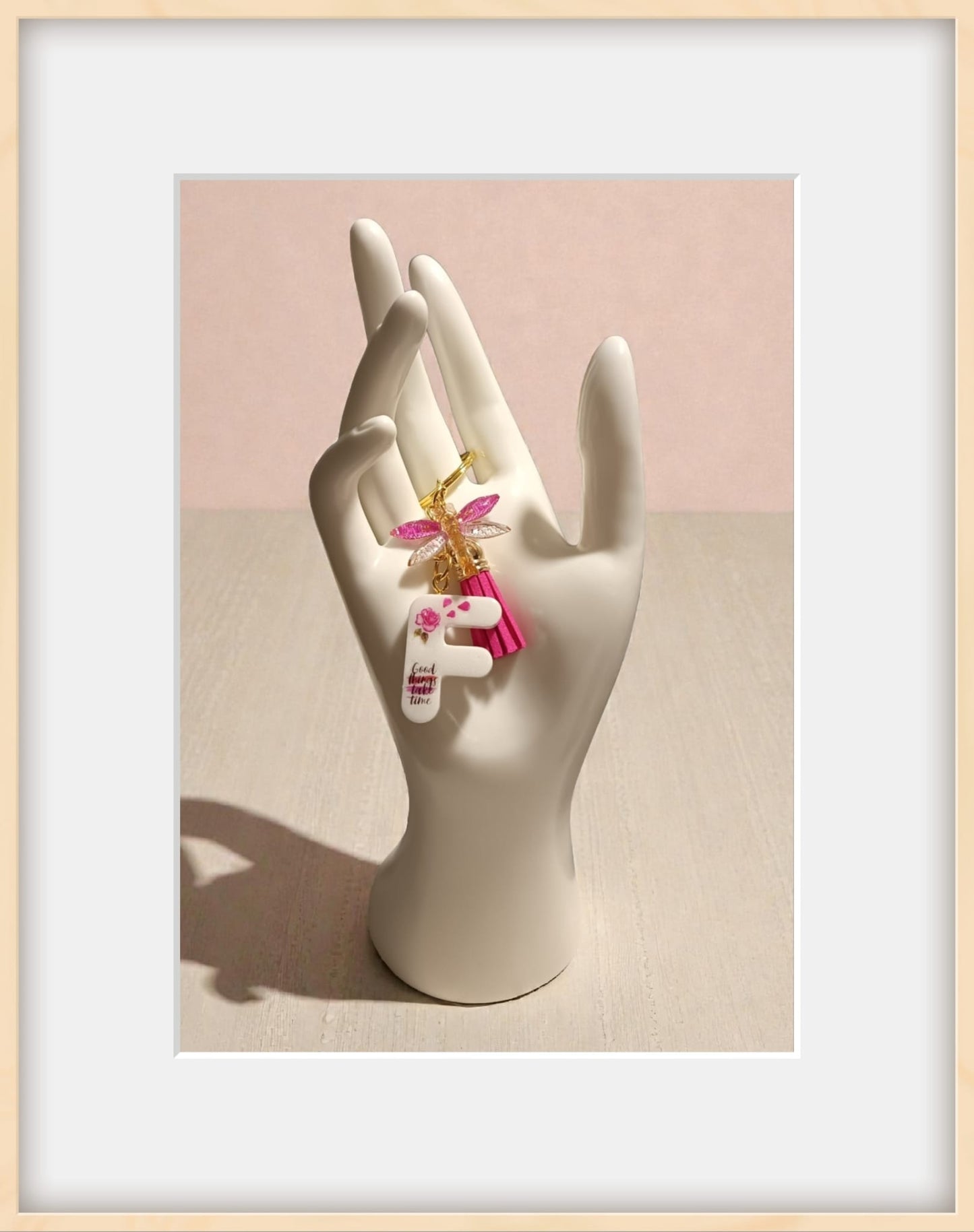 Portachiavi lettera F in resina con adesivi floreali