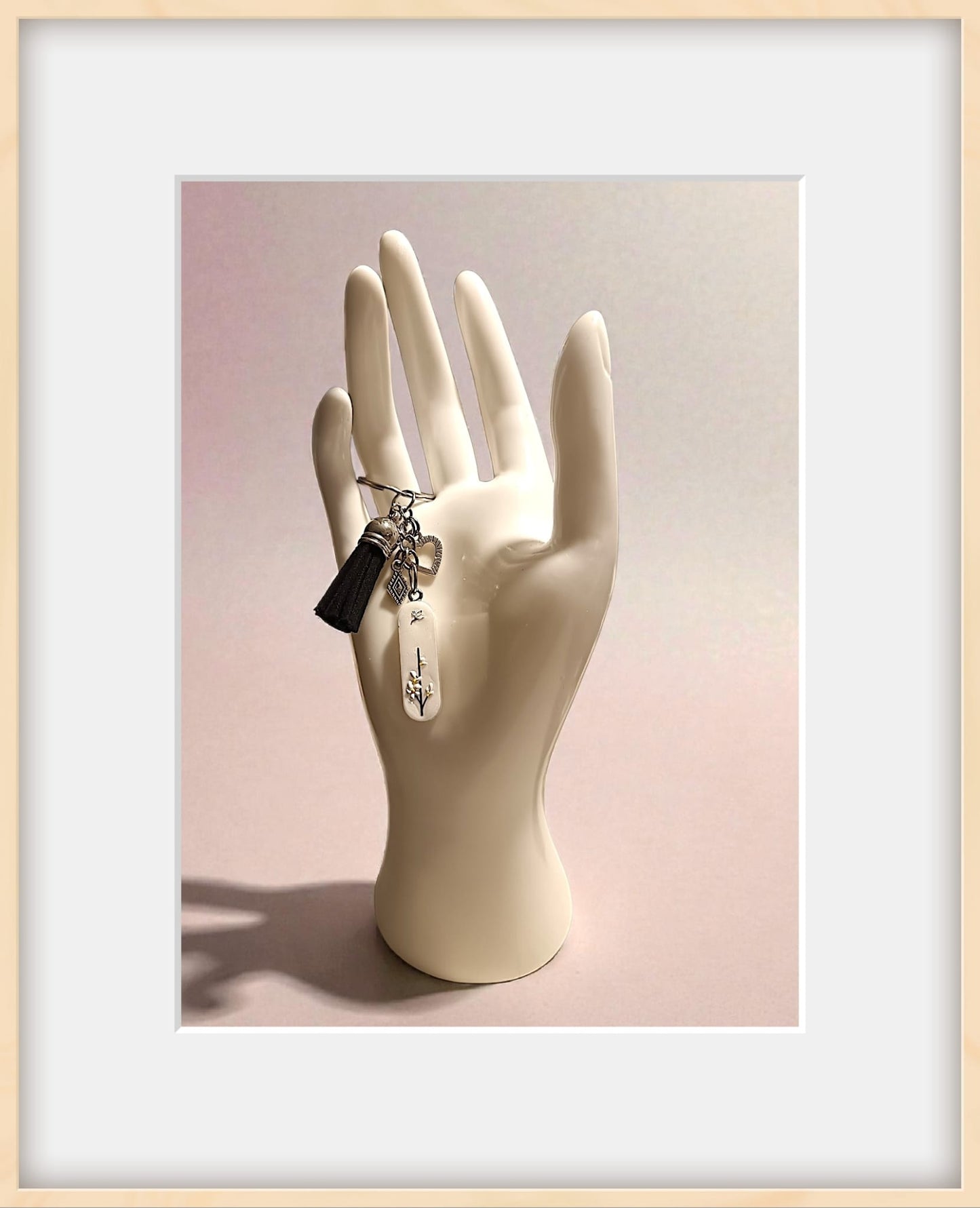 Portachiavi lettera I in resina con adesivi floreali