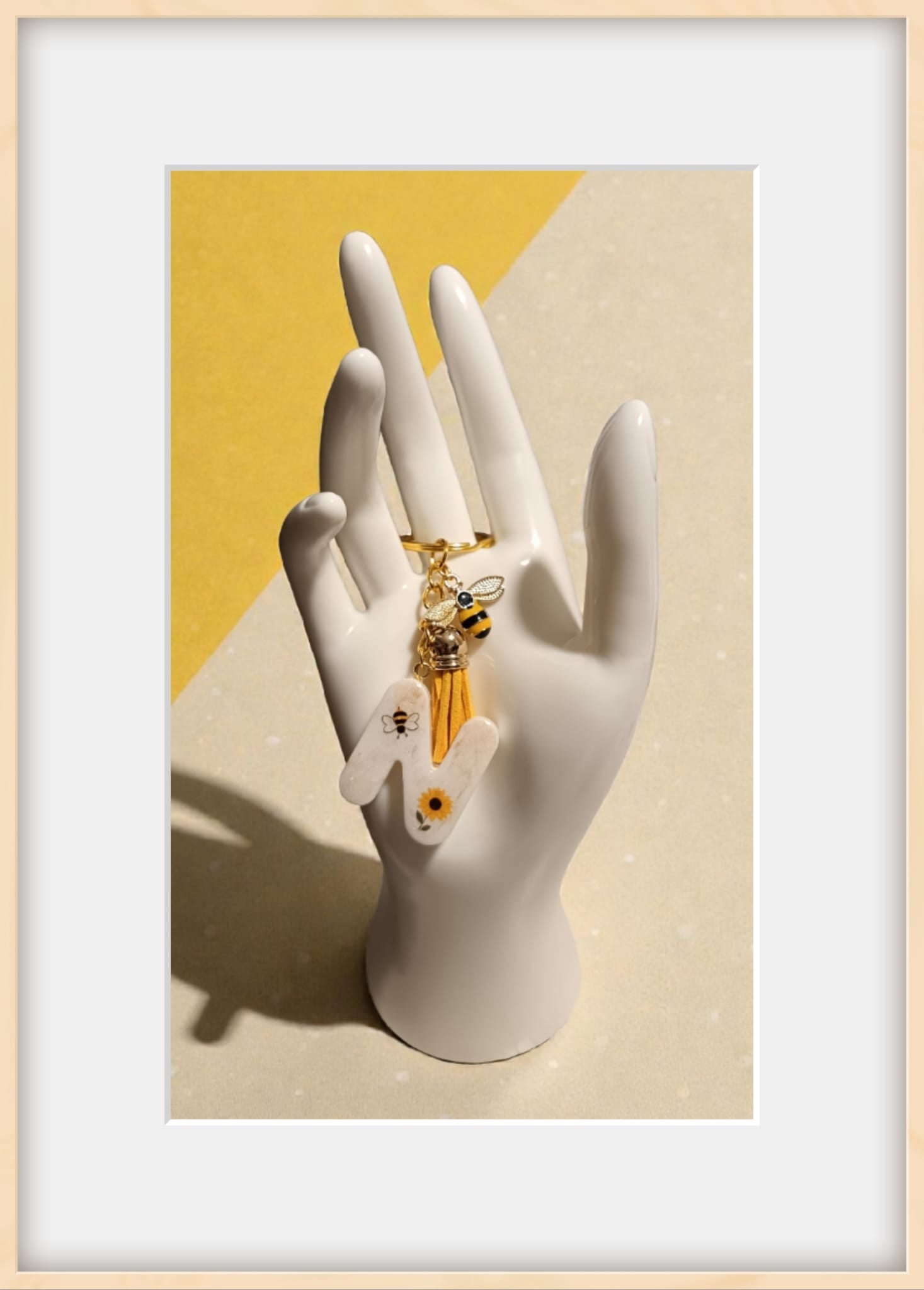 Portachiavi lettera N in resina con adesivi floreali