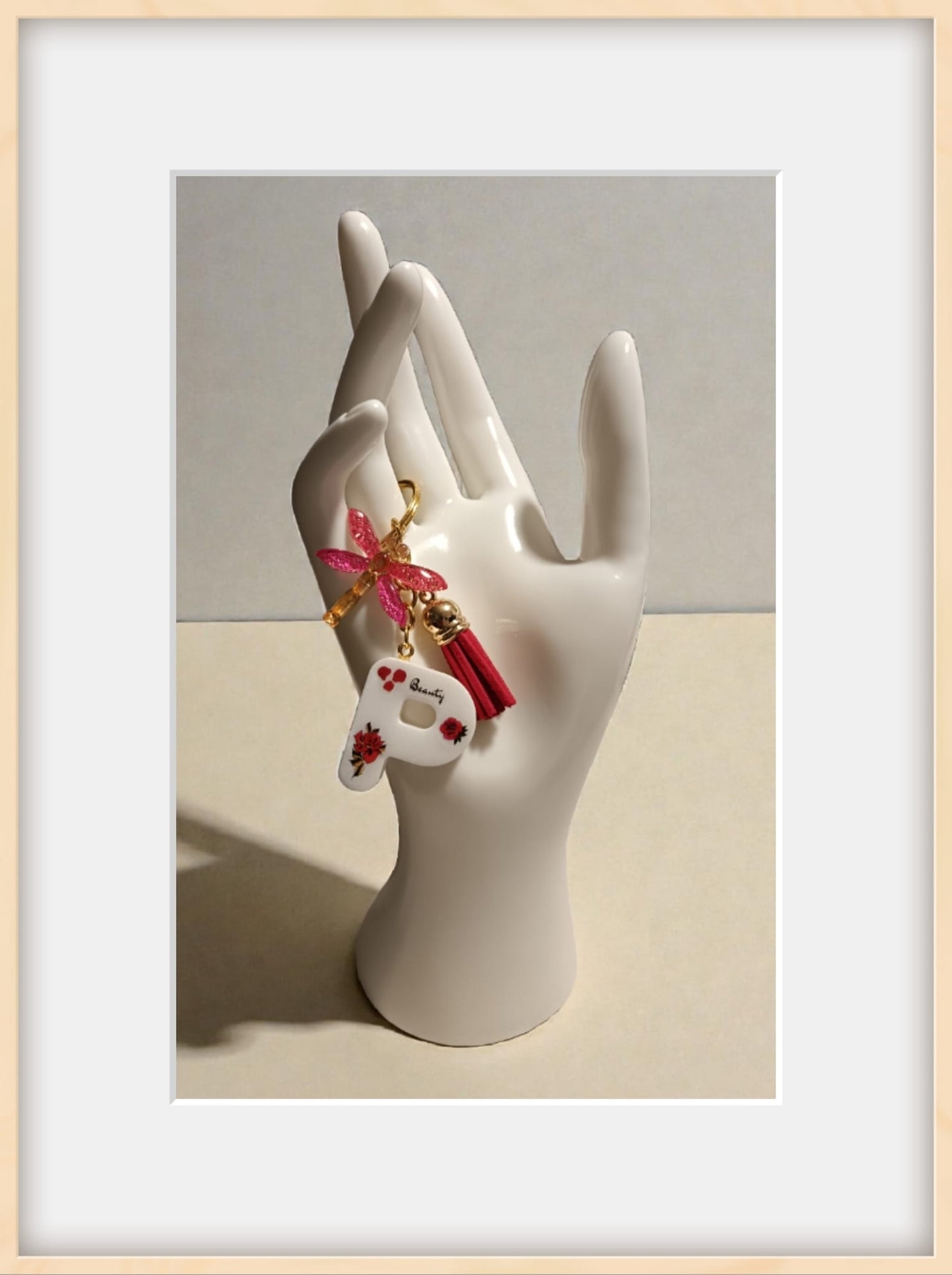 Portachiavi lettera P in resina con adesivi floreali