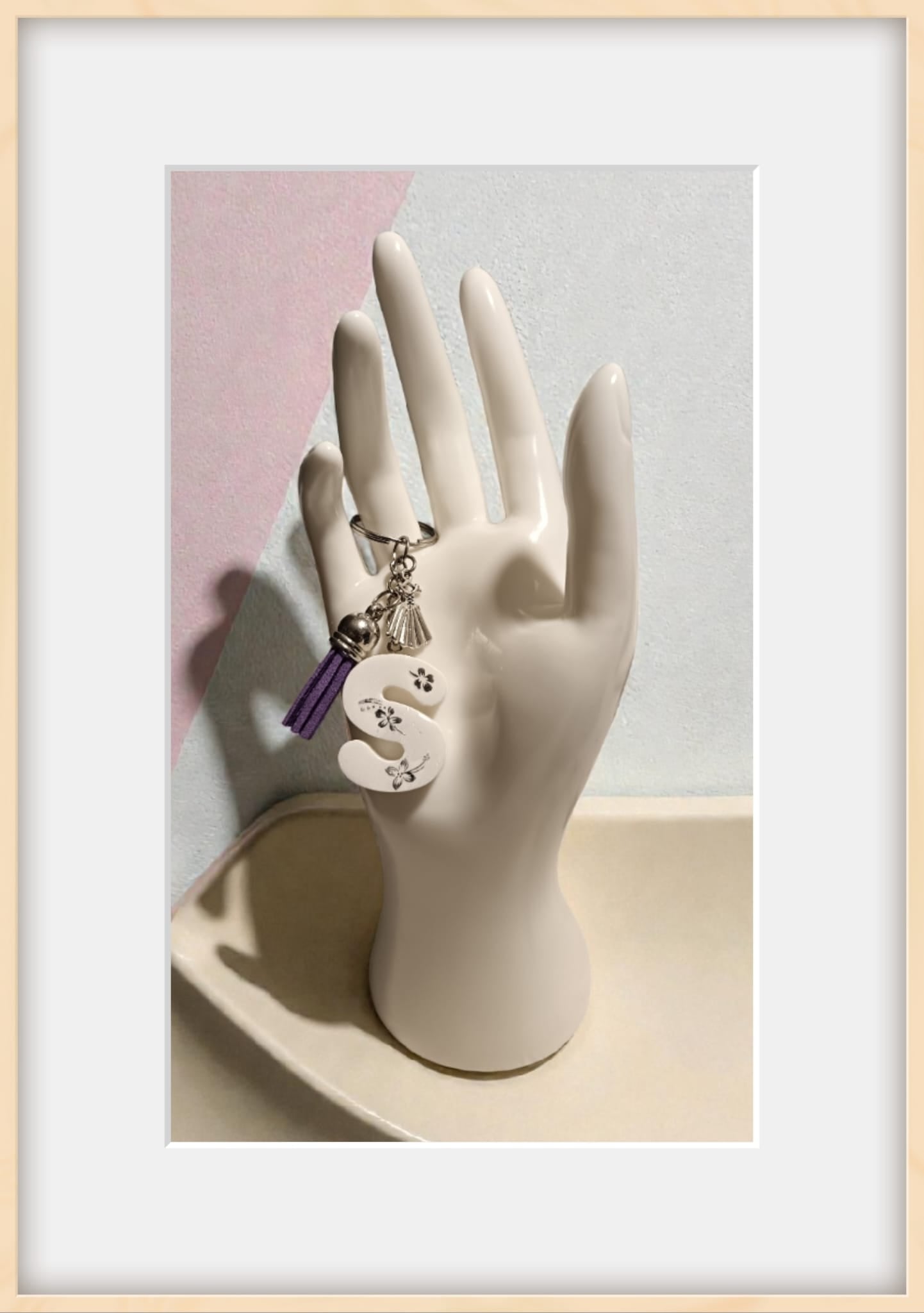 Portachiavi lettera S in resina con adesivi floreali