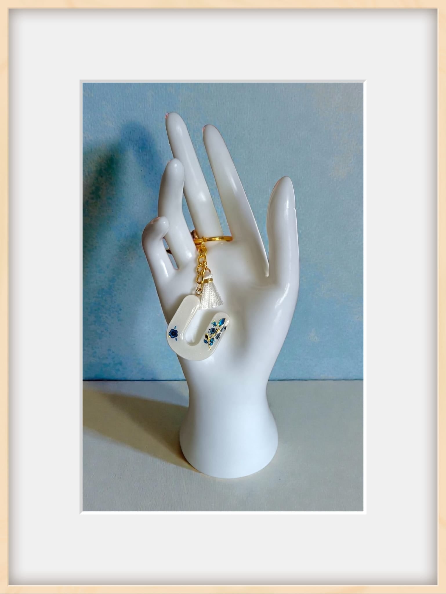 Portachiavi lettera U in resina con adesivi floreali