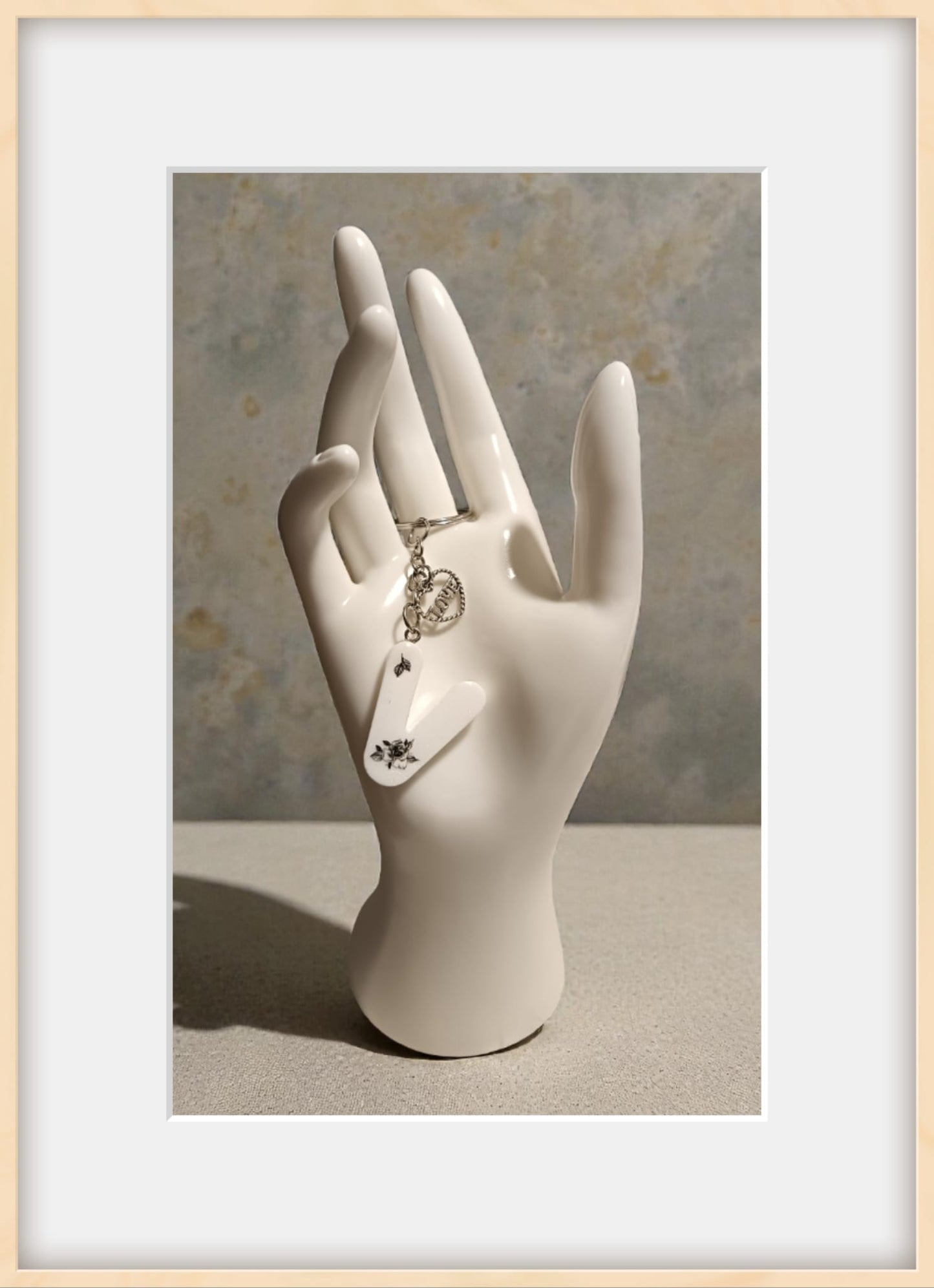 Portachiavi lettera V in resina con adesivi floreali