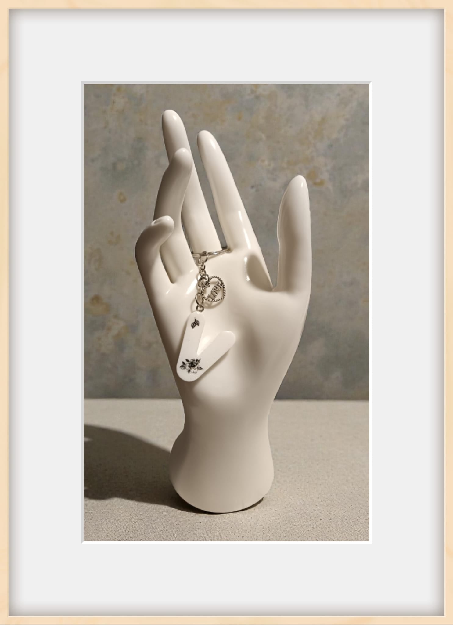 Portachiavi lettera V in resina con adesivi floreali