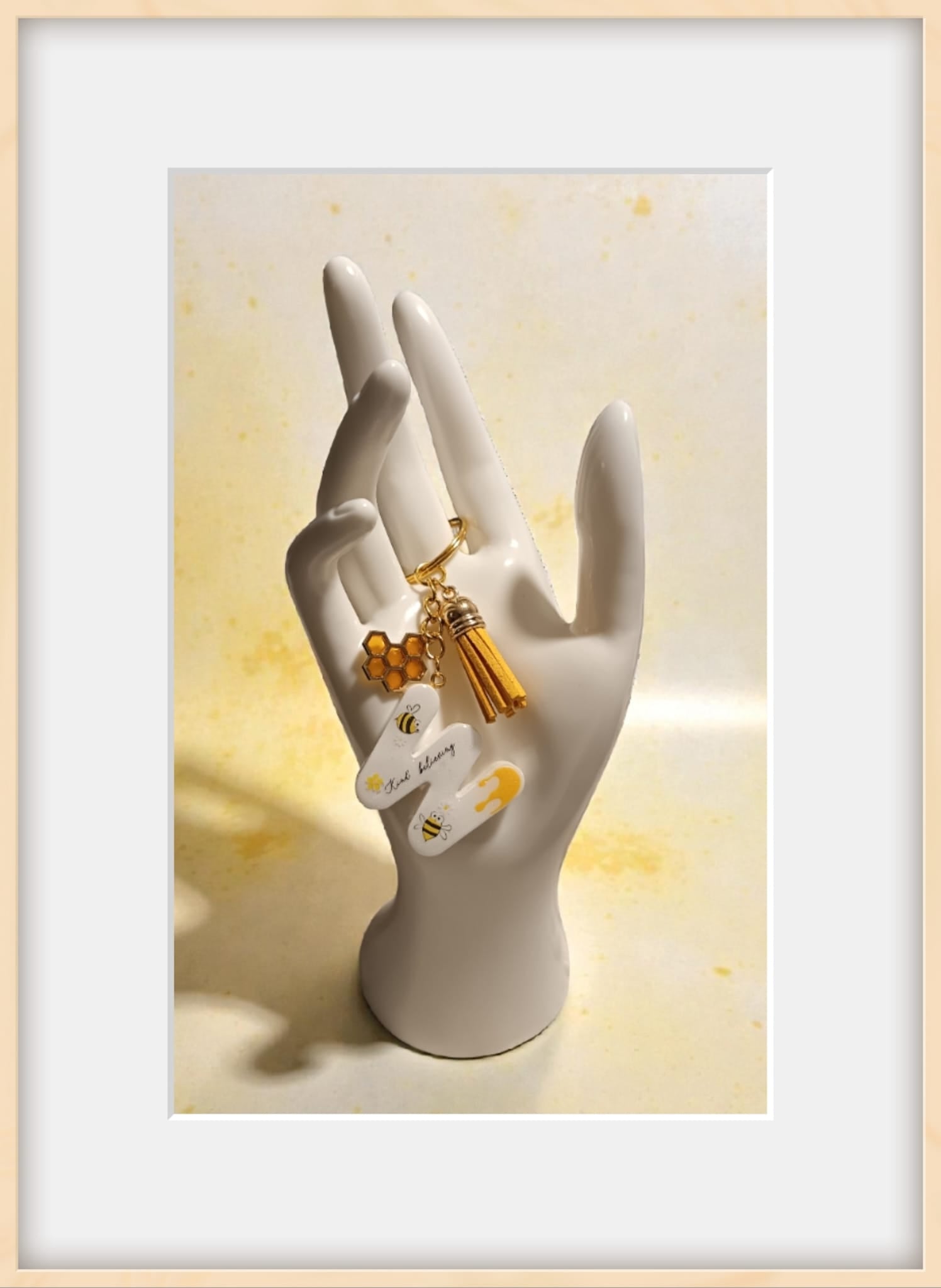 Portachiavi lettera W in resina con adesivi floreali