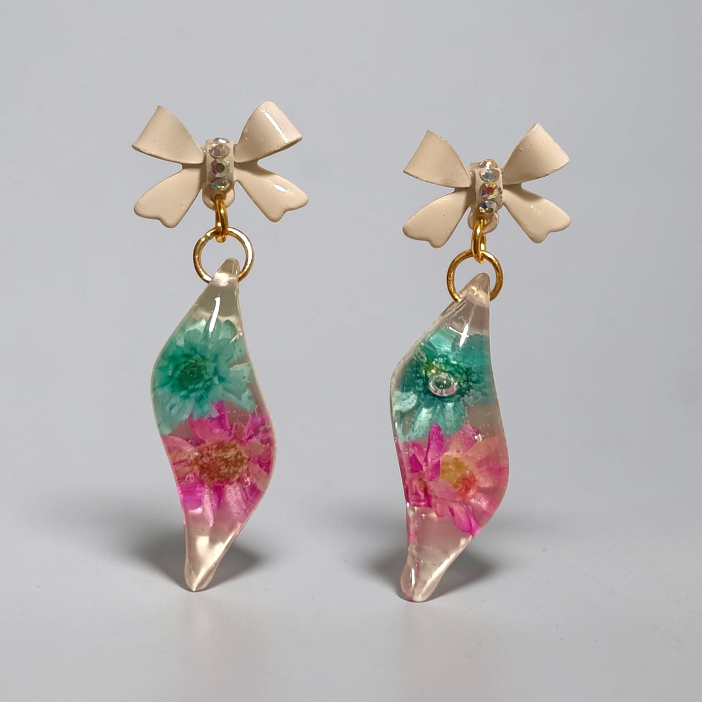 Orecchini Bloom Garden in resina con fiori essiccati e perno a fiocchetto smaltato con strass