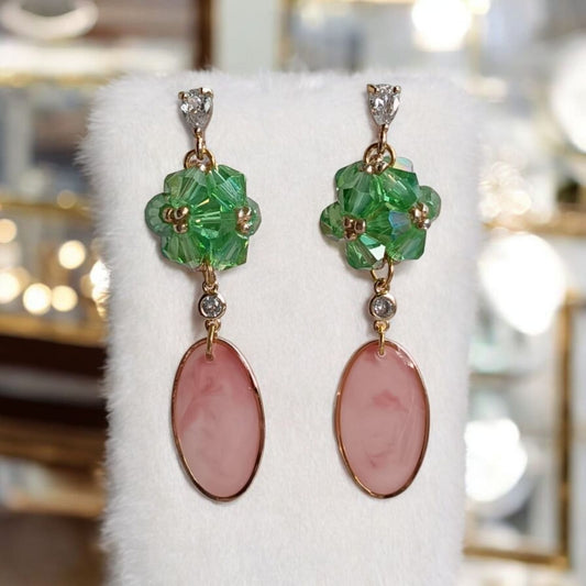 Orecchini KaleidoGlow Green con cristalli verdi sfaccettati e pendente in resina rosa